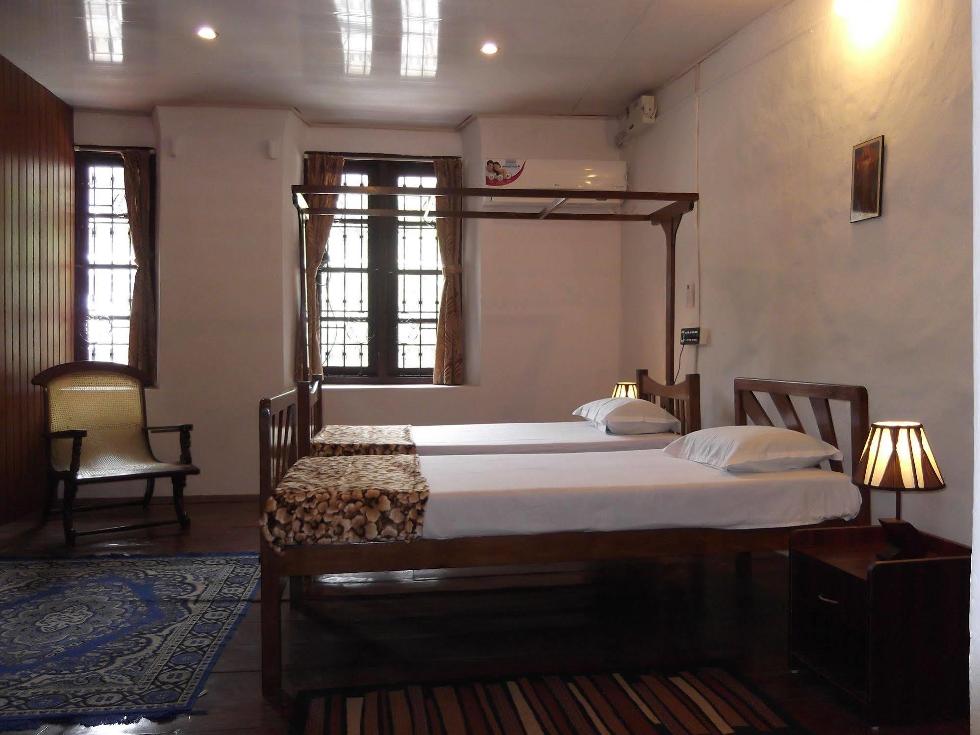 Madeleine Inn Kochi Екстериор снимка
